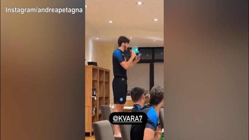 Napoli, Kvaratskhelia canta sulle note di "Live is life"