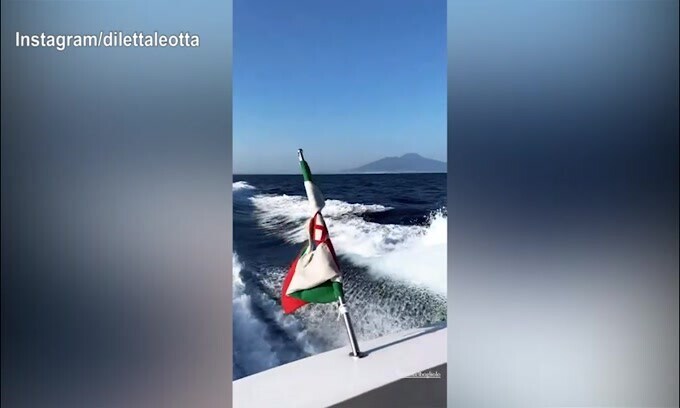 Diletta Leotta omaggia Napoli con 'O surdato 'nnammurato
