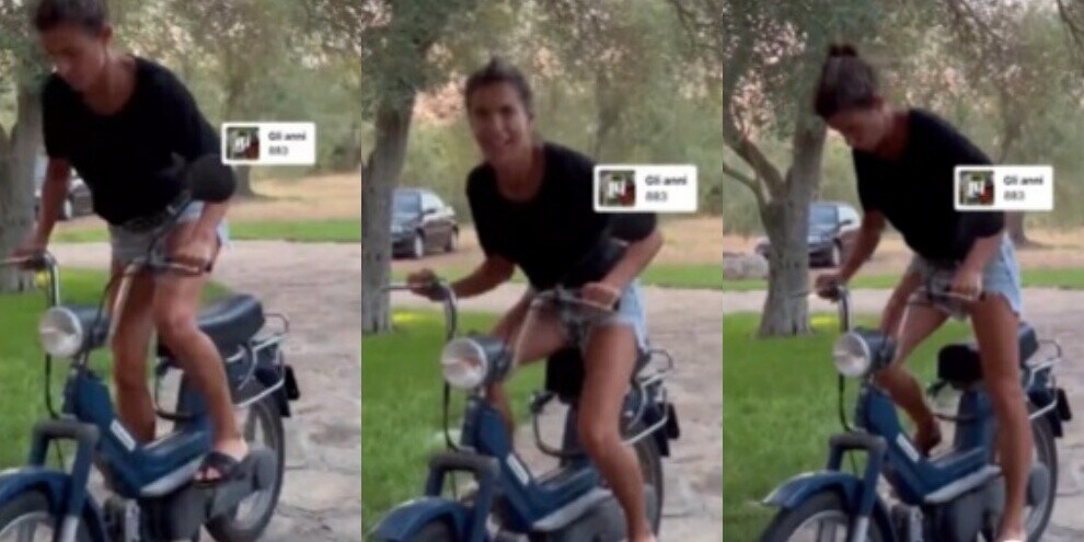 Elisabetta Canalis, bellezza e nostalgia degli anni '80 sul Piaggio Sì