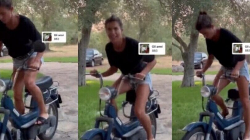 Elisabetta Canalis, bellezza e nostalgia degli anni '80 sul Piaggio Sì