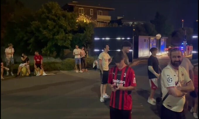 Milan, i tifosi in attesa di De Ketelaere