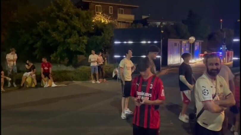 Milan, i tifosi in attesa di De Ketelaere