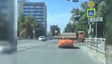 Automobilista si ferma sulle strisce, il pedone gli passa sopra la macchina!