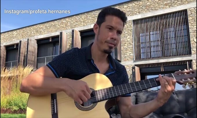 Hernanes cantante sulle note di Grignani