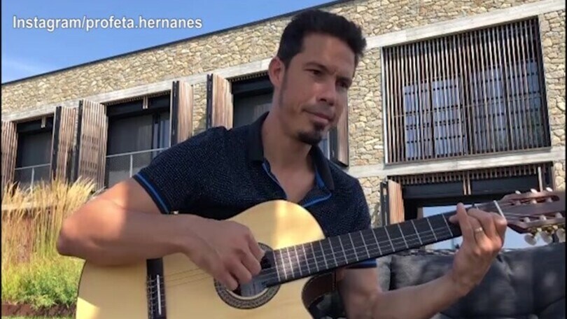 Hernanes cantante sulle note di Grignani