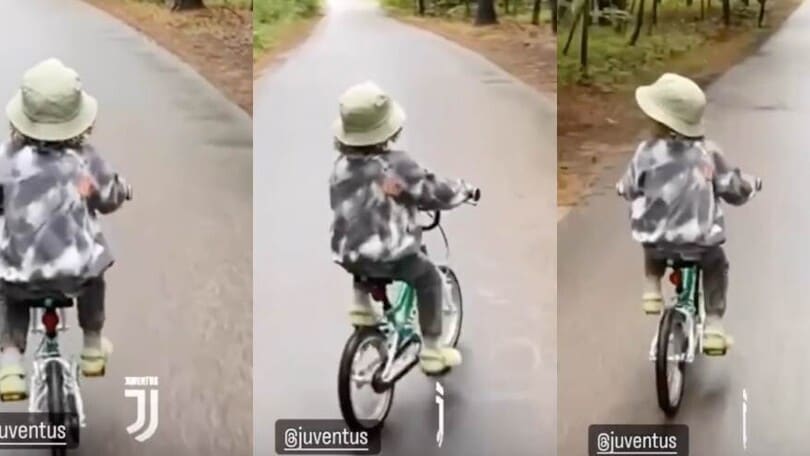 Liam, il figlio di Szczesny, canta l'inno della Juve mentre va in bicicletta