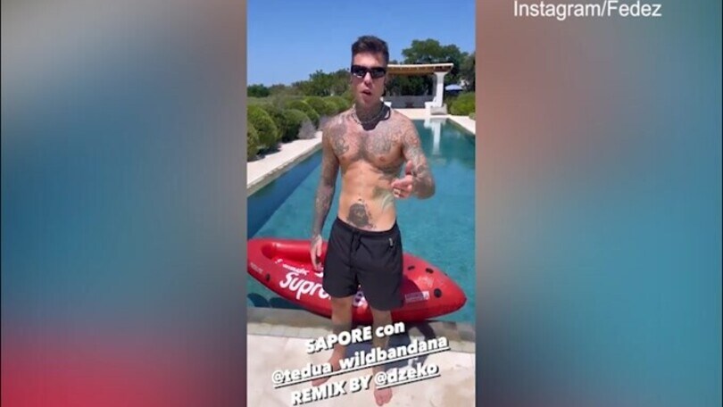 Fedez, la gaffe su Dzeko è incredibile: "Gioca nella..."