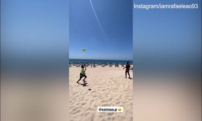 Leao, colpi di classe in spiaggia