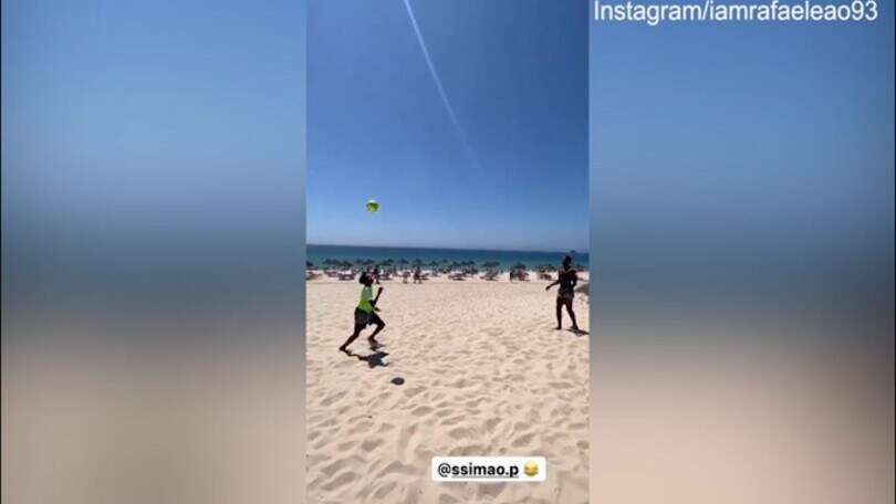 Leao, colpi di classe in spiaggia