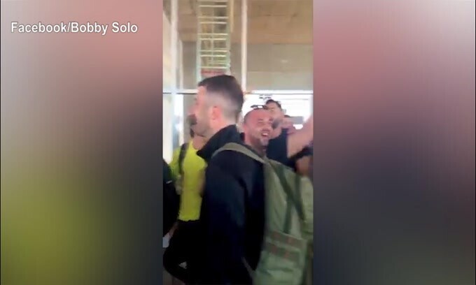 Tifosi Samp cantano per Bobby Solo: "Sei meglio di De Andrè.."