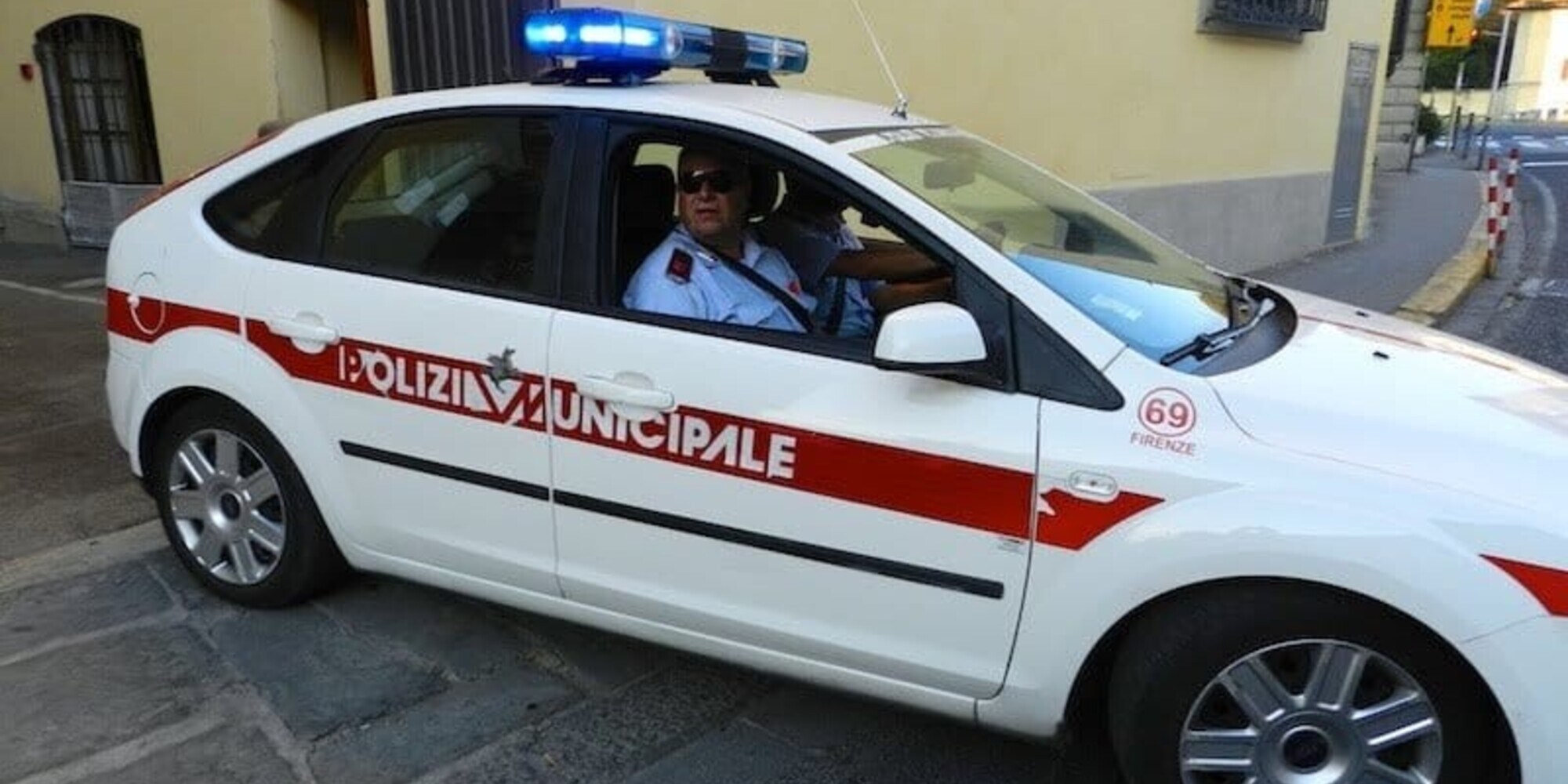 Tre giovani dormono dentro un fuoristrada rubato da un'anziano: fregati da coltelli e armi