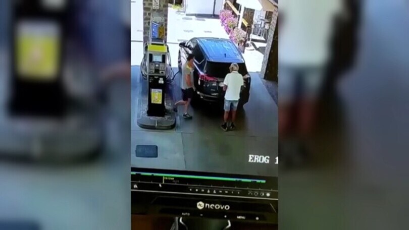 Che disastro mettere benzina quando ci si scorda il freno a mano!