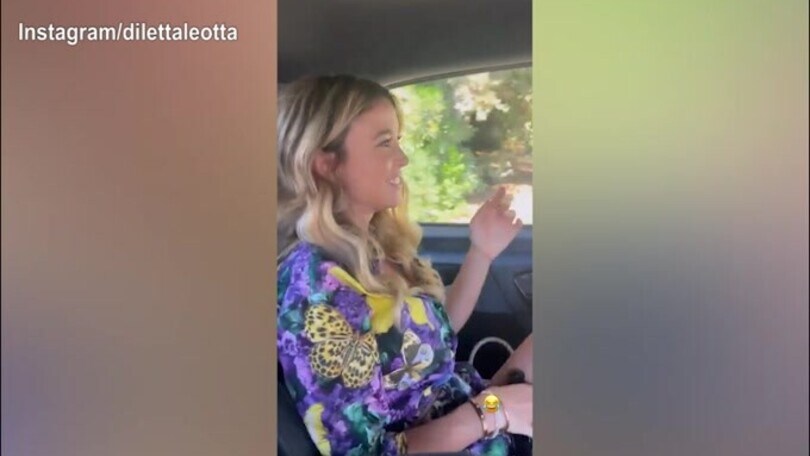 Diletta, ma cosa combini? Gioca con un...gonfiabile!