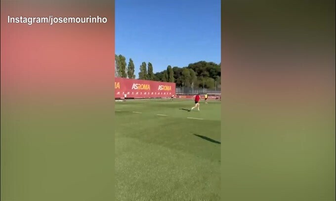 La Roma si allena, Mou sprona i suoi: "Continua continua"