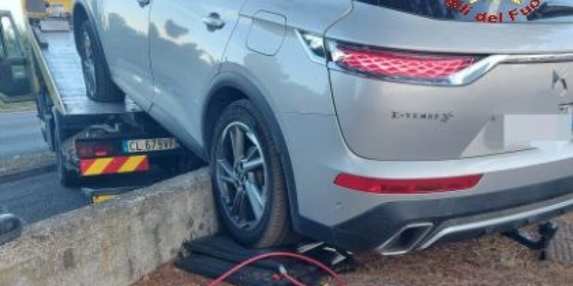 Como, la chiamata ai pompieri: "C'è un auto incastrata nel muretto"