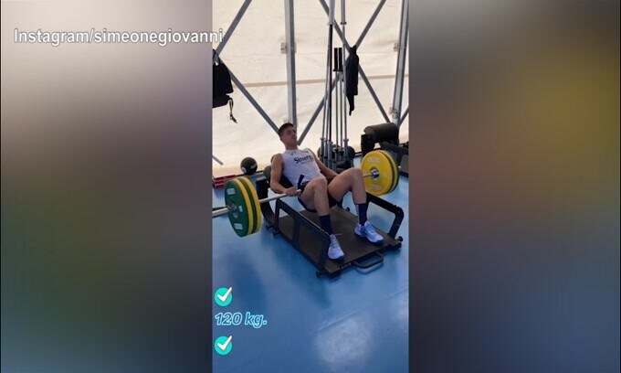 Giovanni Simeone, forza super in palestra!