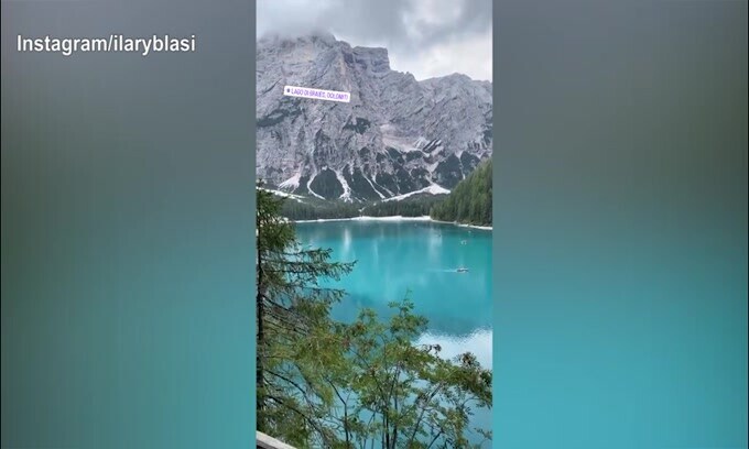 Ilary Blasi, relax sul lago di Braies
