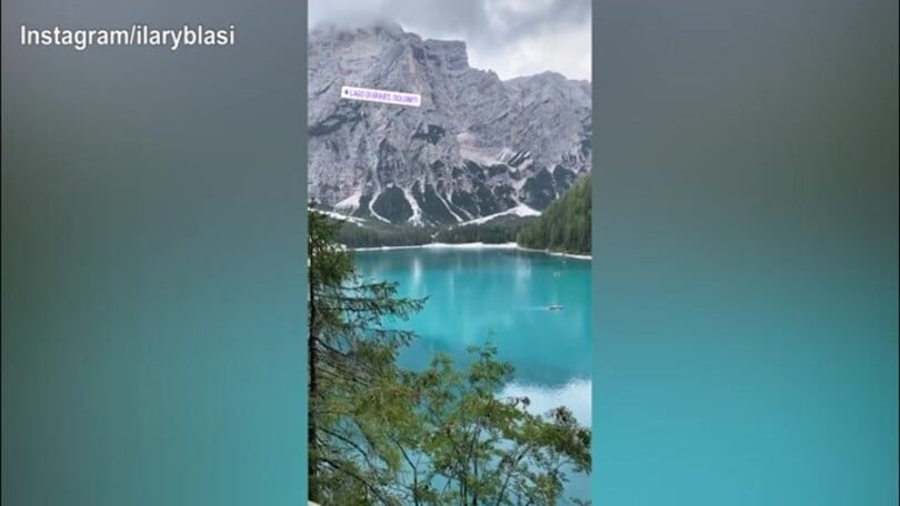 Ilary Blasi, relax sul lago di Braies