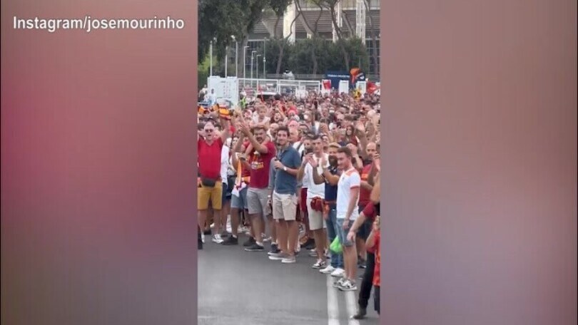 Roma, Mourinho riprende l'arrivo con il pullman allo stadio