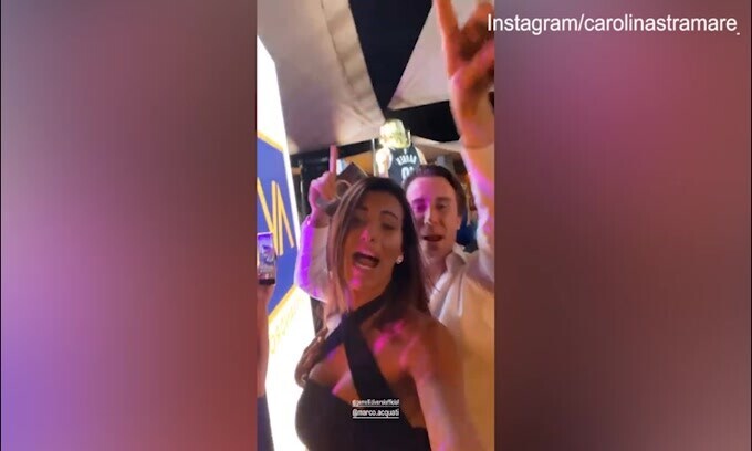 Carolina Stramare scatenata in discoteca: eccola ballare e cantare