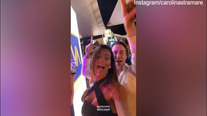 Carolina Stramare scatenata in discoteca: eccola ballare e cantare
