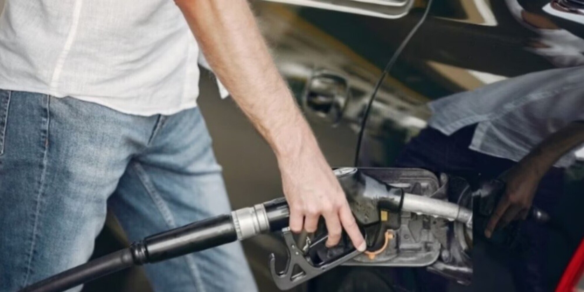 Caro carburanti, prosegue la flessione: benzina al self registra 1,833 euro al litro