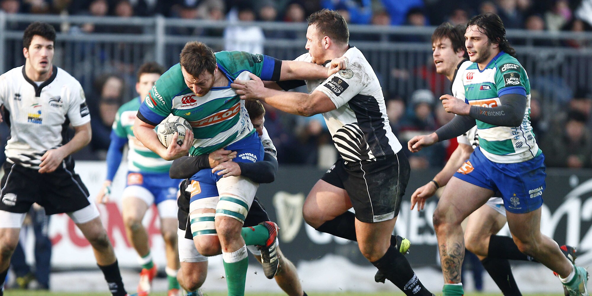 Zebre, allenamento da manovali: spalano per drenare il campo
