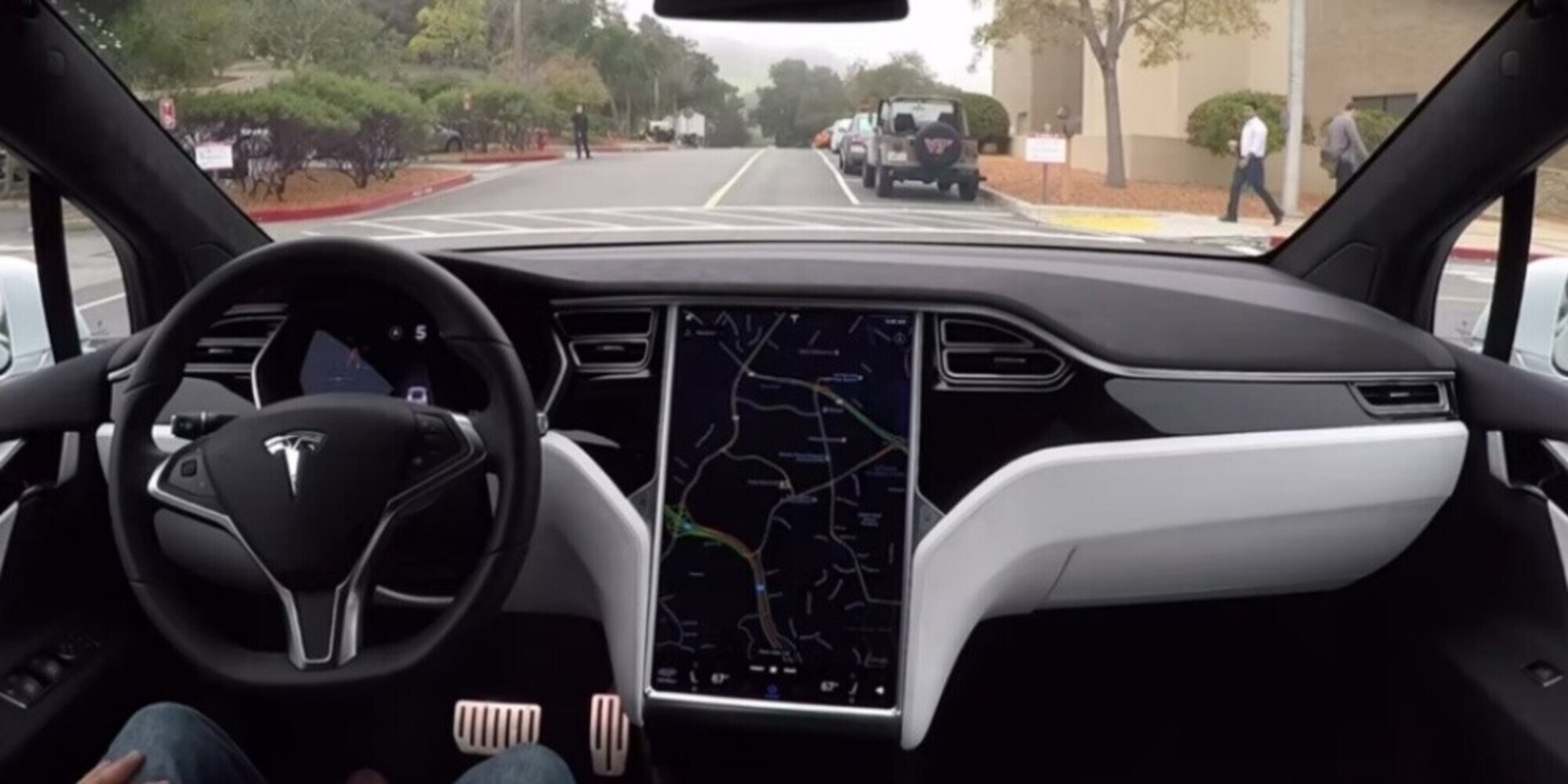 La guida automatica di Tesla sembra non vedere le moto. Sarà vero?