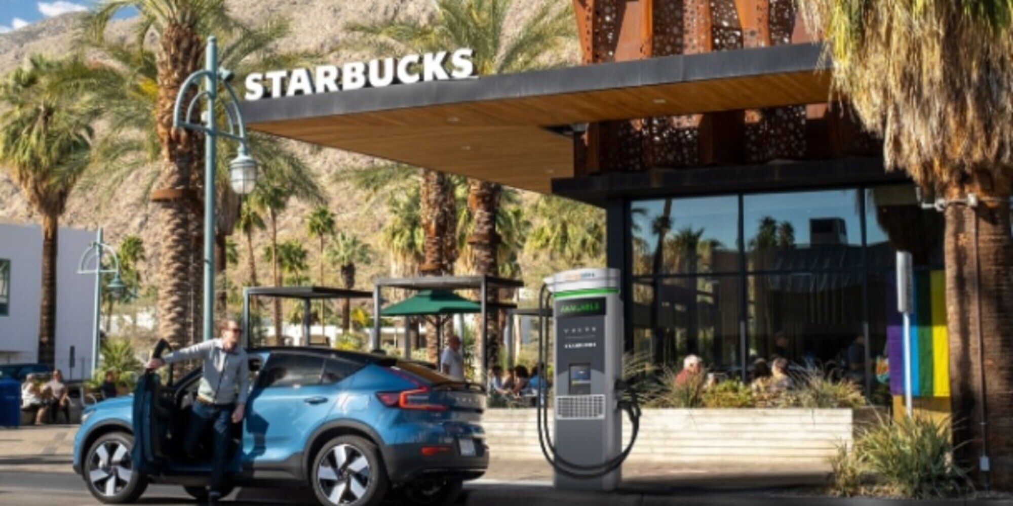 Negli Stati Uniti potrai ricaricare l'auto bevendo il caffè Starbucks