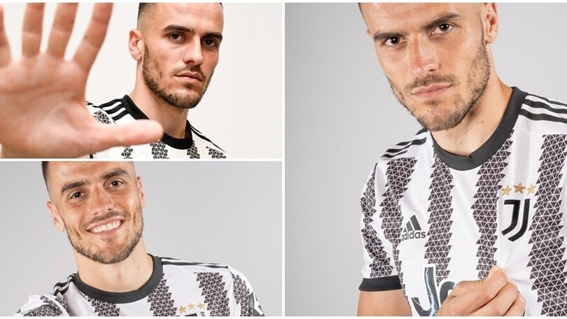 Juve, finalmente Kostic: il serbo posa in maglia bianconera