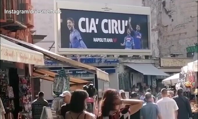 Manifesti in città per Mertens, lui scrive: "Non mi abituerò mai"