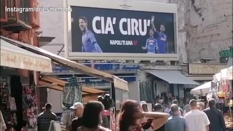 Manifesti in città per Mertens, lui scrive: "Non mi abituerò mai"