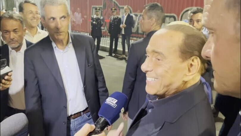Berlusconi si rivolge alla fidanzata: "Fatti vedere senza mascherina"