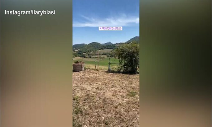 Ilary Blasi, domenica a Frontone con la sorella Melory