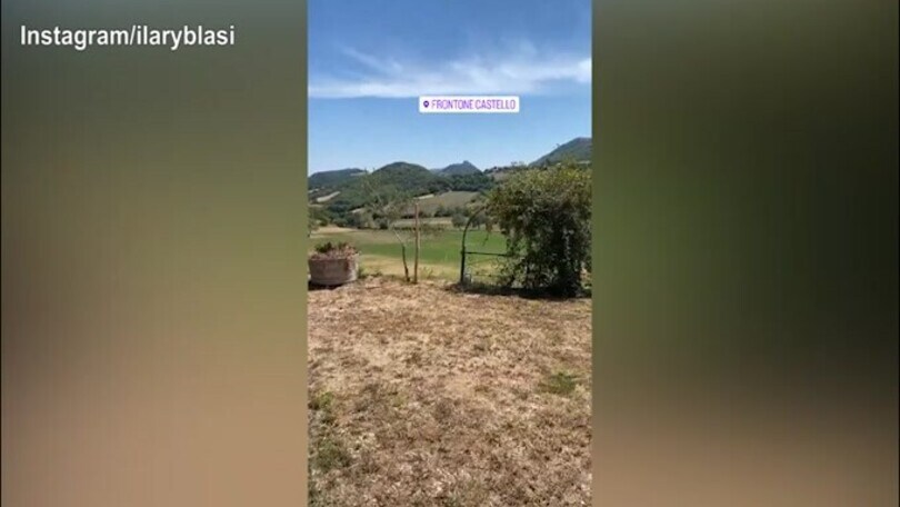 Ilary Blasi, domenica a Frontone con la sorella Melory