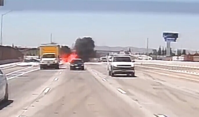 Paura sull'autostrada in California: l'aereo si schianta tra le auto