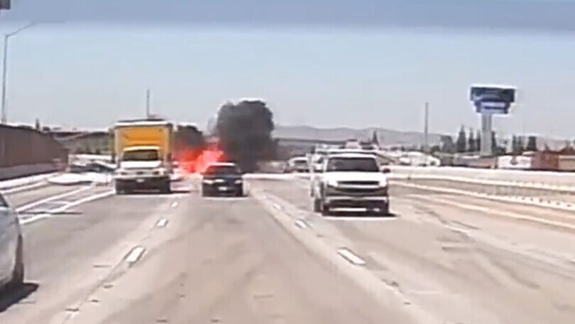 Paura sull'autostrada in California: l'aereo si schianta tra le auto