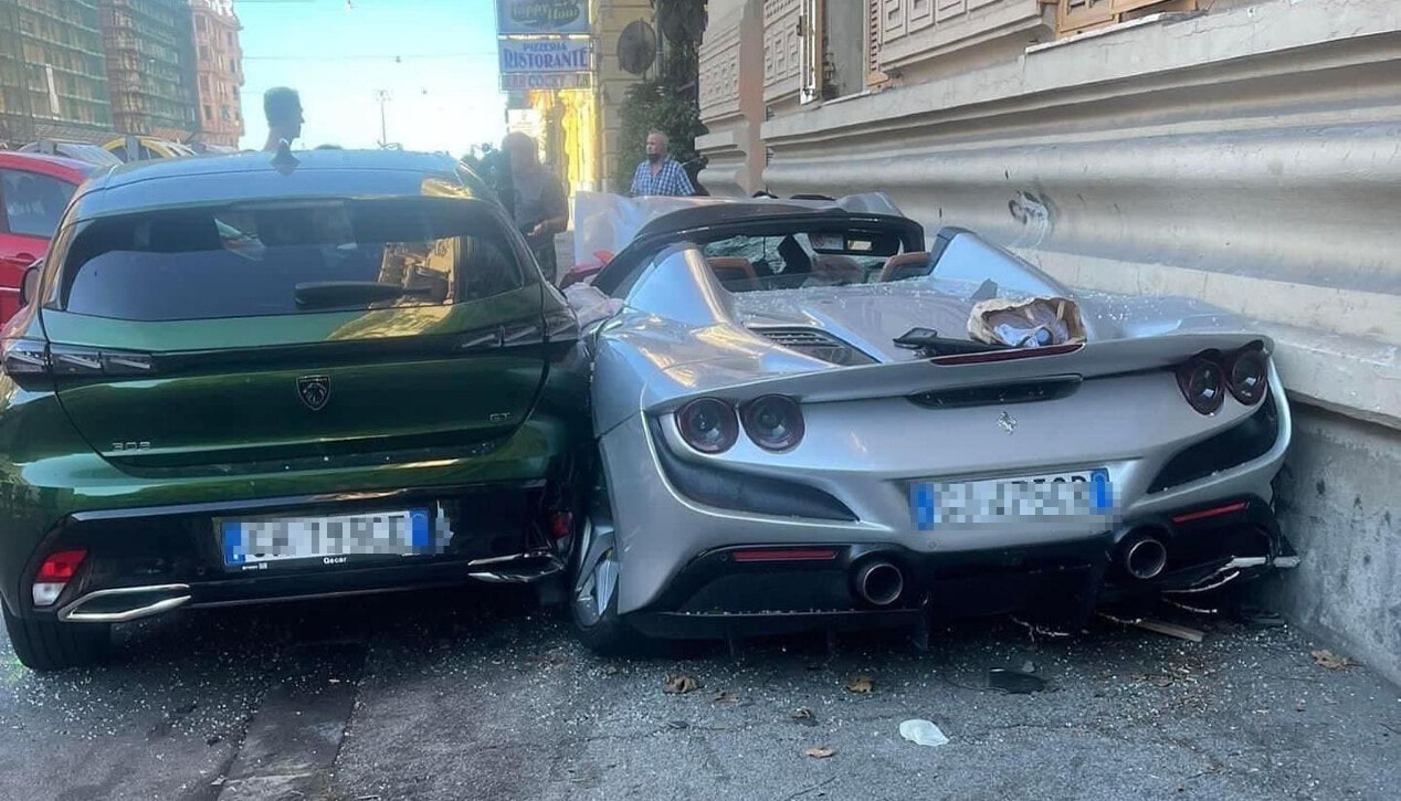 La Ferrari F8 Spider distrutta a Genova