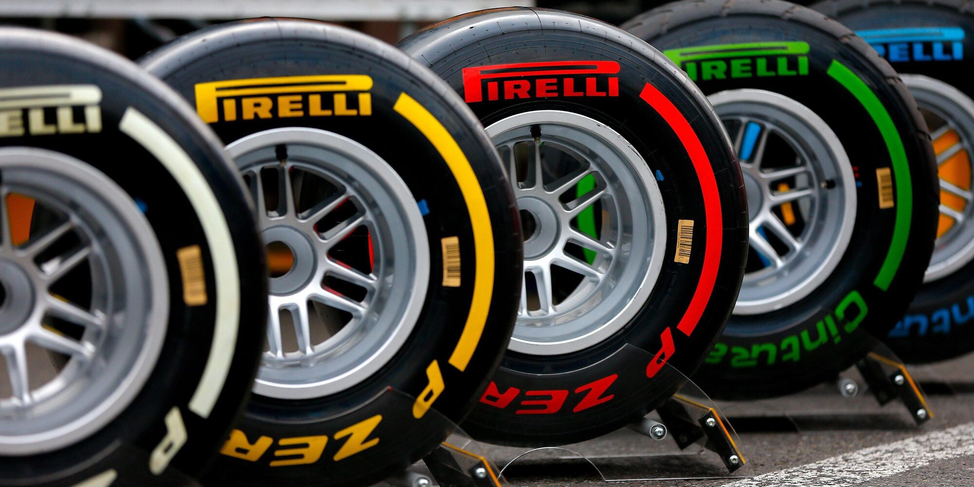 F1 Pirelli, Hembery: «Strategia aggressiva a Silverstone»