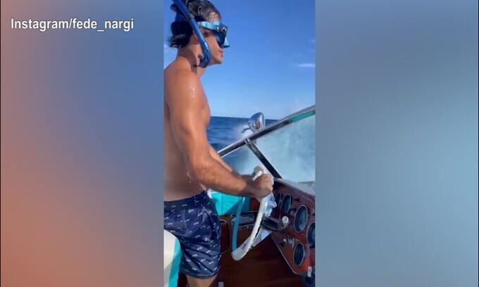 Sainz, pilota dalla pista...all'acqua!