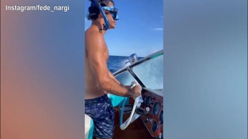 Sainz, pilota dalla pista...all'acqua!