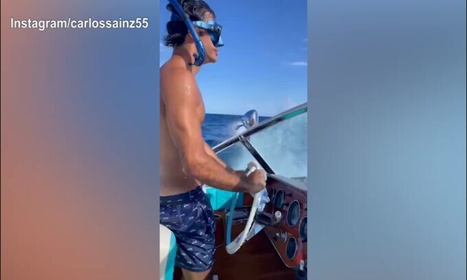 Sainz, pilota dalla pista...all'acqua!