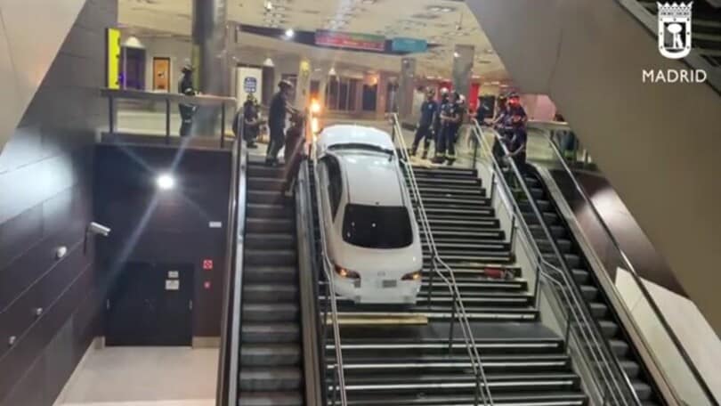 Ruba un'auto, si infila nel sottopasso della metro e rimane incastrato nelle scale