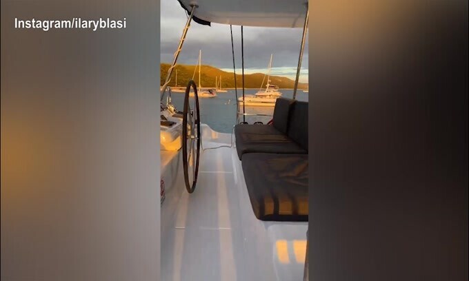 Ilary Blasi si rilassa a bordo di una barca