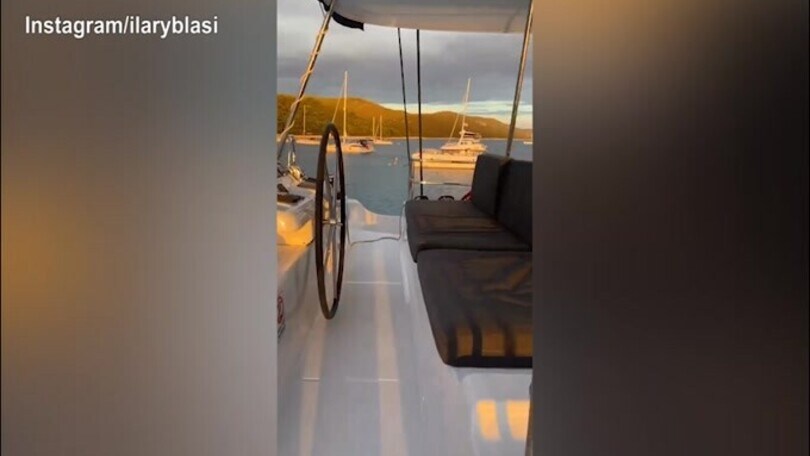 Ilary Blasi si rilassa a bordo di una barca