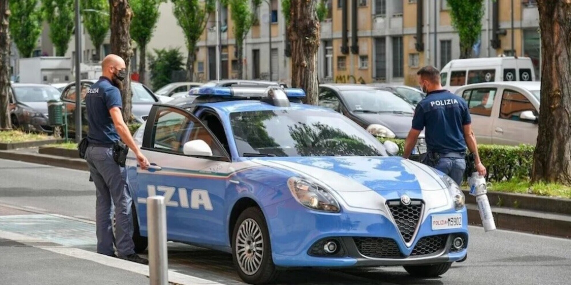 Vuole raggiungere una spiaggia di nudisti in scooter...senza vestiti: multato