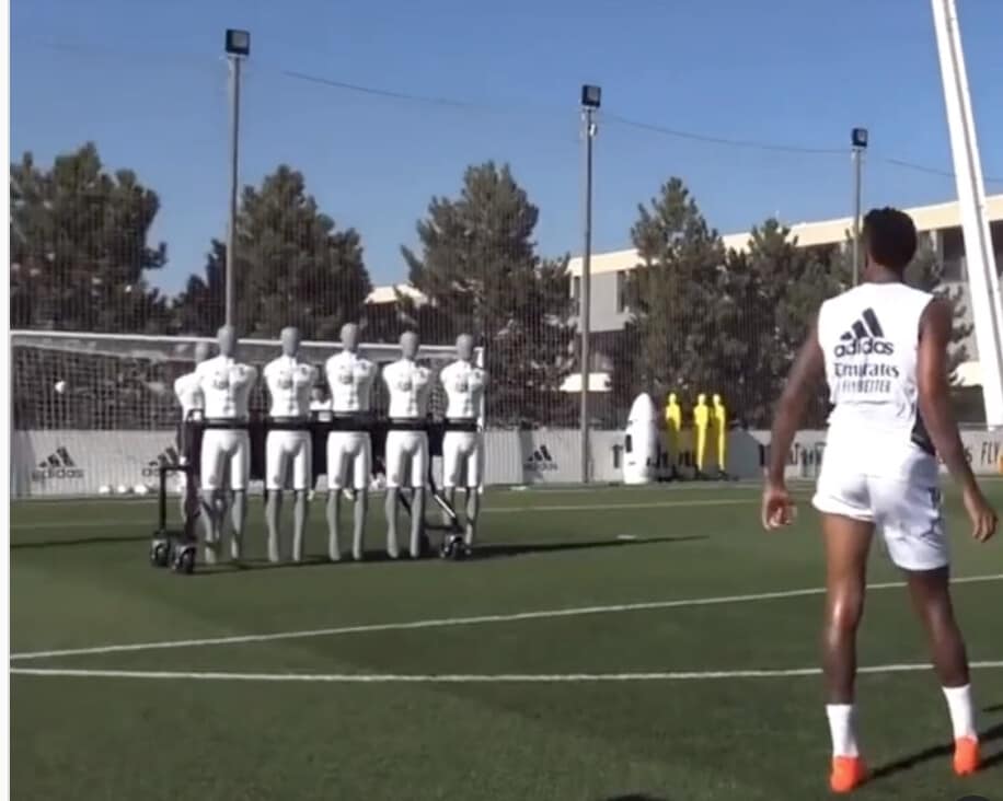 Real Madrid, le punizioni con la barriera comandata dalla app