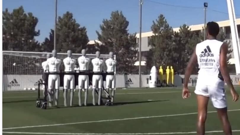 Real Madrid, le punizioni con la barriera comandata dalla app