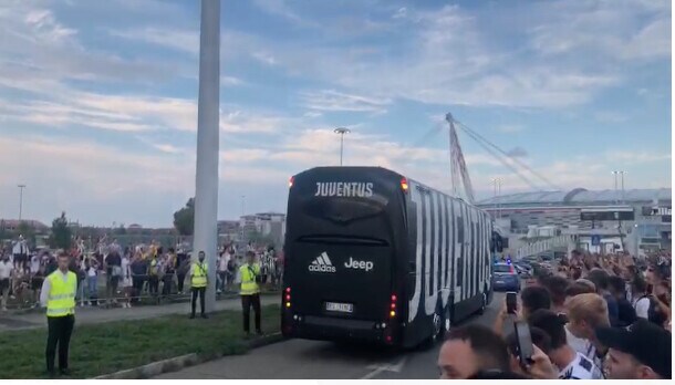 L'arrivo del pullman della Juventus allo Stadium