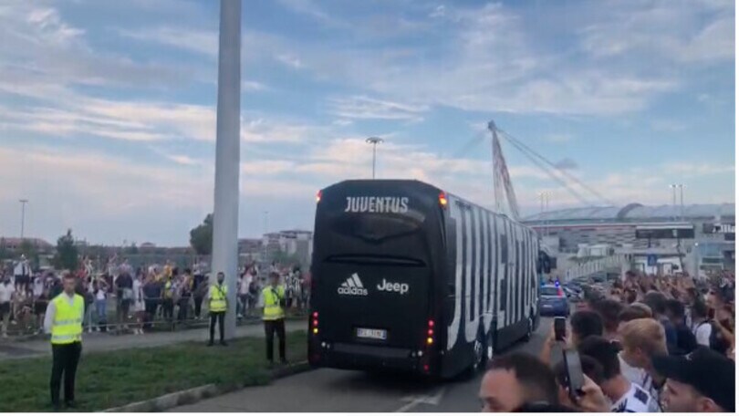 L'arrivo del pullman della Juventus allo Stadium